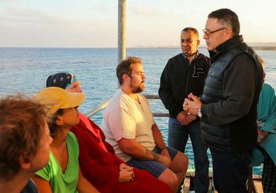 إعادة ناجين من غرق المركب السياحي في مصر إلى البر