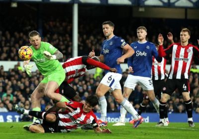 الاتحاد الإنجليزي يلغي عقوبة طرد نورجارد لاعب برنتفورد