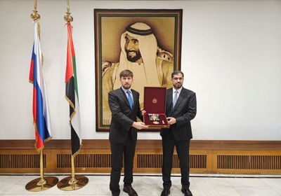 رئيس الإمارات يمنح مساعد بوتين وسام زايد الثاني من الطبقة الأولى