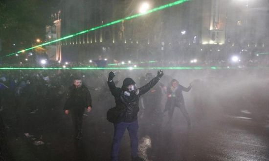 الشرطة الجورجية تستخدم الغاز المسيل للدموع لتفريق متظاهرين