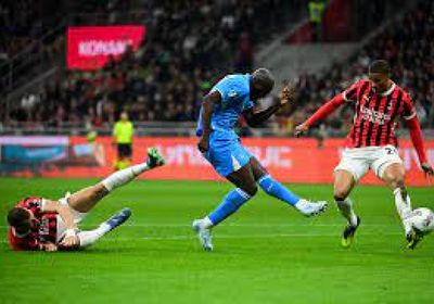 سقوط بوف لاعب فيورنتينا يؤدي لتوقف مباراة إنتر