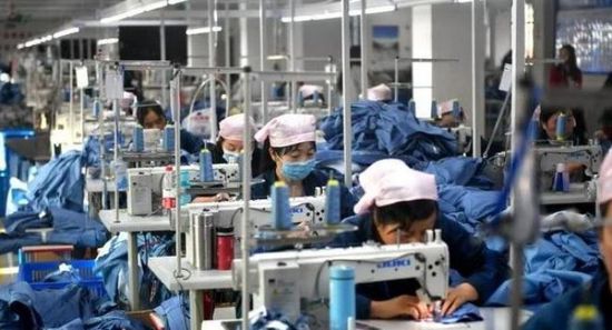 إندونيسيا تعزز الاقتصاد برفع الحد الأدنى للأجور 6.5%