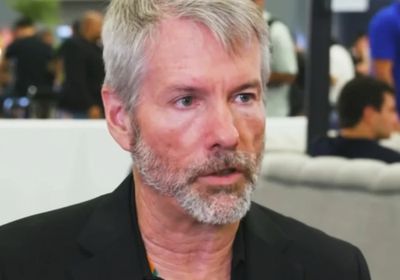 مايكل سايلور ينتقد احتفاظ "بيركشاير" بالنقد بدلا من بيتكوين