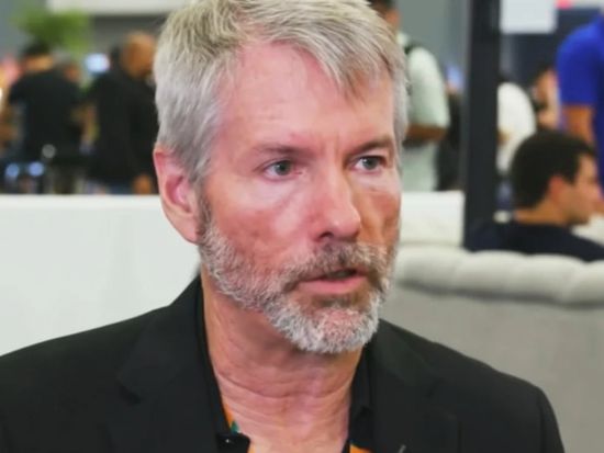 مايكل سايلور ينتقد احتفاظ "بيركشاير" بالنقد بدلا من بيتكوين