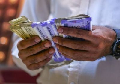 الروبية الهندية تسجل أدنى مستوى وسط تباطؤ النمو