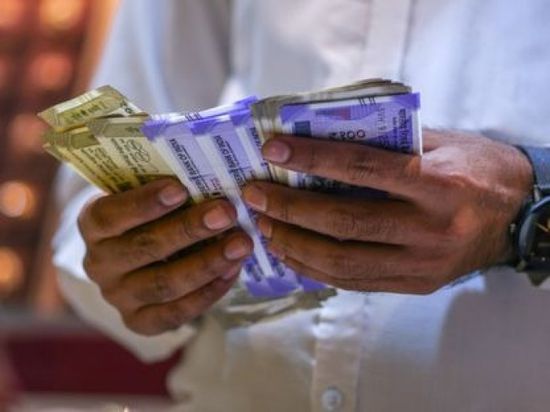 الروبية الهندية تسجل أدنى مستوى وسط تباطؤ النمو