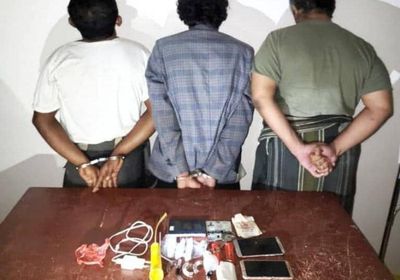 القبض على متهمين بحيازة مخدرات في مدخل مدينة عتق