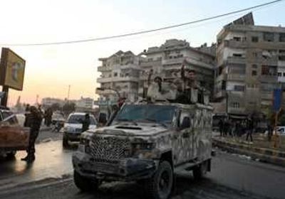 قادة بالجيش السوري يغادرون مطار الشعيرات في حمص