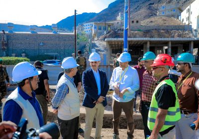 لملس يتفقد مشروع الصرف الصحي في مديرية التواهي