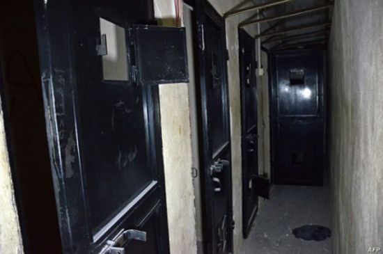 البحث عن المعتقلين في السجون مستمر بعد سقوط الأسد