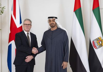 محمد بن زايد يستقبل رئيس وزراء بريطانيا في قصر الشاطئ