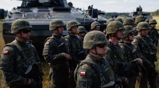 الناتو ينقل معدات عسكرية إلى بولندا