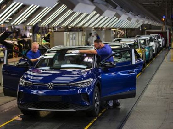 تصعيد إضرابات عمال فولكس وسط خلافات حول خفض التكاليف