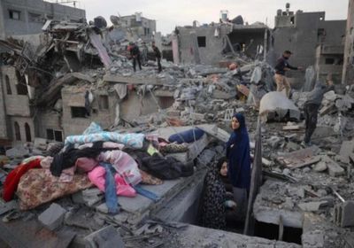 مقتل 30 فلسطينيا بغارة إسرائيلية على مكتب بريد يؤوي نازحين بقطاع غزة