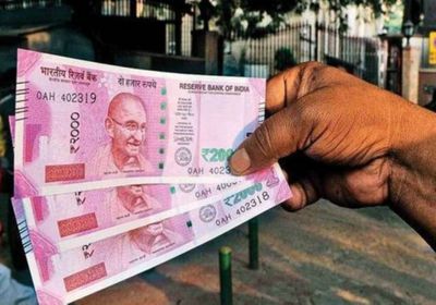 الروبية الهندية تسجل أدنى مستوى تاريخي مقابل الدولار