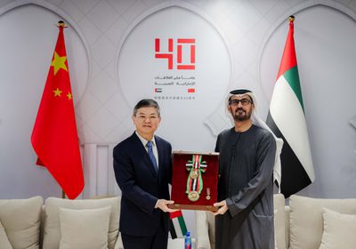 رئيس الإمارات يمنح وزير البيئة الصيني وسام زايد الثاني من الطبقة الأولى