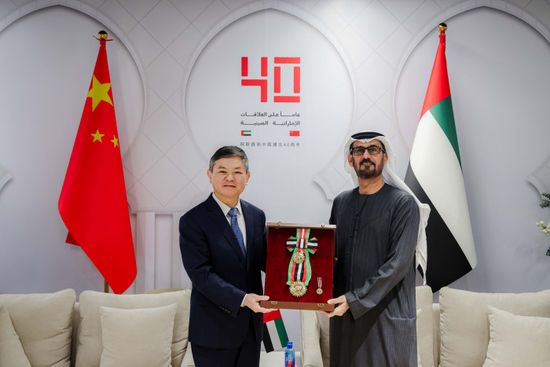 رئيس الإمارات يمنح وزير البيئة الصيني وسام زايد الثاني من الطبقة الأولى