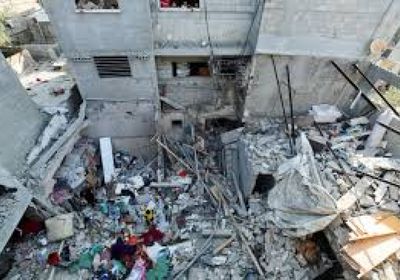 فلسطينيون يشيعون قتلاهم بعد ضربة إسرائيلية على خان يونس بغزة