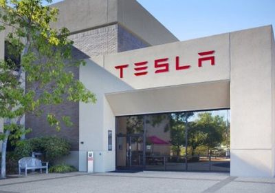 إغلاق قياسي لسهم تسلا بدعم من "جولدمان ساكس" وترامب