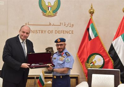 رئيس بلغاريا يمنح قائد القوات الجوية الإماراتية وسام الشرف