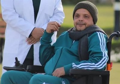 محمد هنيدي يظهر على كرسي متحرك