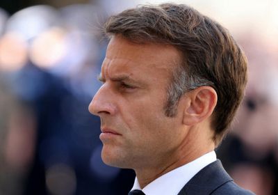 ماكرون يتناول "وجبة ميلادية" مع جنوده في جيبوتي