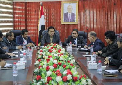 فريق التواصل يبحث القضايا الخدمية والأمنية مع محافظ المهرة