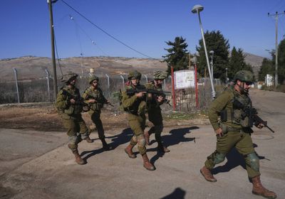 قوات إسرائيلية تخرج مستوطنين عبروا إلى جنوب لبنان