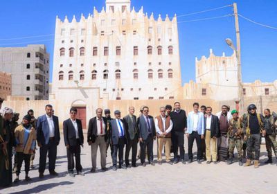 فريق التواصل يتوجه إلى مدينة عتق القديمة ويلتقي الأهالي