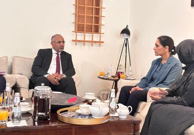 الرئيس الزُبيدي وسفيرة بريطانيا يبحثان التعاون لردع التهديدات الحوثية