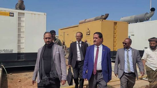 فريق التواصل يتفقد عددا من محطات الطاقة في سقطرى