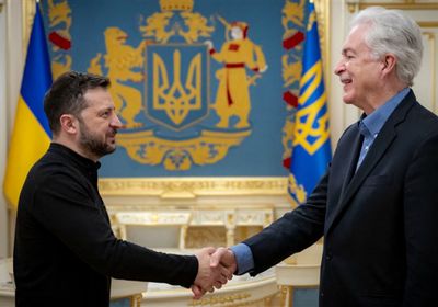 الرئيس الأوكراني يلتقي مدير المخابرات الأمريكية في كييف