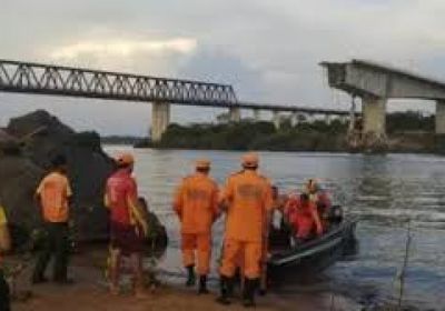 انهيار جسر في البرازيل وتسرب حمض الكبريتيك إلى نهر