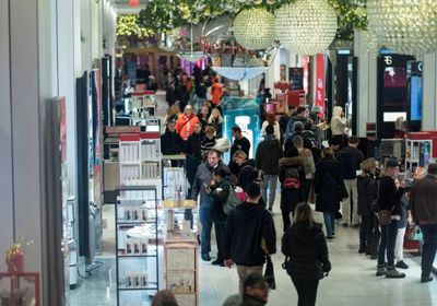 مبيعات التجزئة الأمريكية تفوق التوقعات في نوفمبر