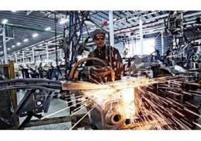 انخفاض الإنتاج الصناعي الأمريكي للشهر الثالث على التوالي