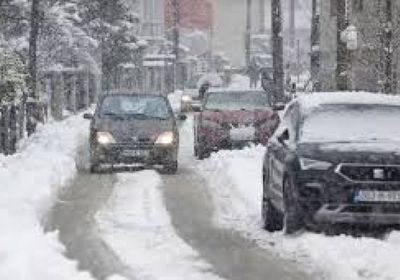 الثلوج تقطع الكهرباء عن آلاف المنازل وتوقف حركة السير بالبوسنة