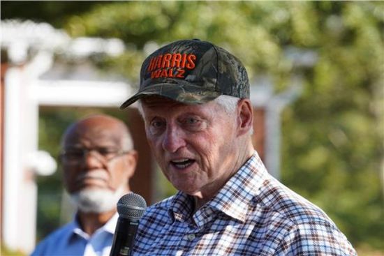 الرئيس الأمريكي الأسبق بيل كلينتون يغادر المستشفى