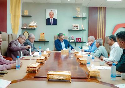 محافظ عدن يبحث خطط عمل مكاتب الصحة في مديريات عدن