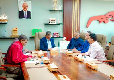 محافظ عدن يبحث سبل تطوير مكتب البريد