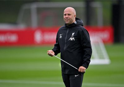 سلوت يقلل من أهمية سجل ليفربول الخالي من الهزائم