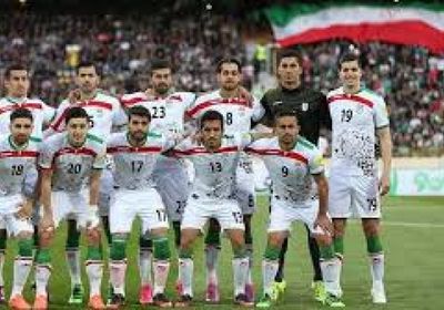 اتحاد كرة القدم الإيراني يستدعي لاعبا إثر معانقته مشجعة