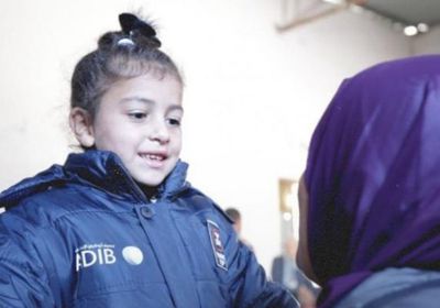 &laquo;الفارس الشهم 3&raquo; توزع ملابس شتوية على النازحين بمخيم الزيتونة