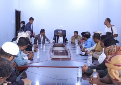 فريق التواصل يتفقد ميناء الشحر والإنزال السمكي بالمديرية