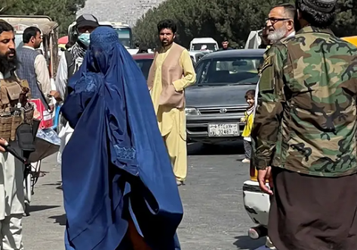 طالبان تأمر بمنع النوافذ المطلة على أماكن تجلس فيها النساء