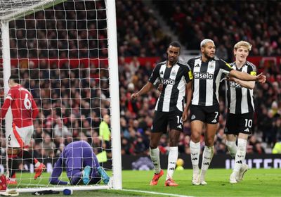مانشستر يونايتد يسقط بثنائية أمام نيوكاسل
