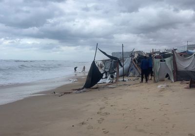 غرق خيام النازحين في غزة إثر عاصفة رعدية