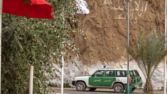 السلطات الجزائرية تسلم الرباط 60 معتقلا مغربياً