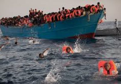 فقدان 20 مهاجرا على الأقل في غرق قارب قبالة إيطاليا وإنقاذ 7