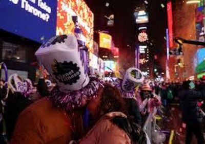 احتفال حاشد بحلول السنة الجديدة في ساحة تايمز سكوير النيويوركية