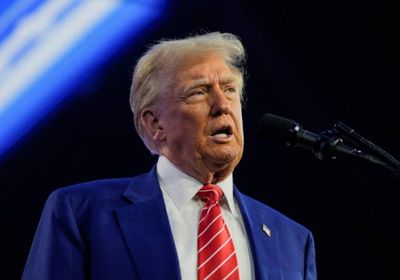 ترامب يشتكي تنكيس الأعلام خلال حفل تنصيبه